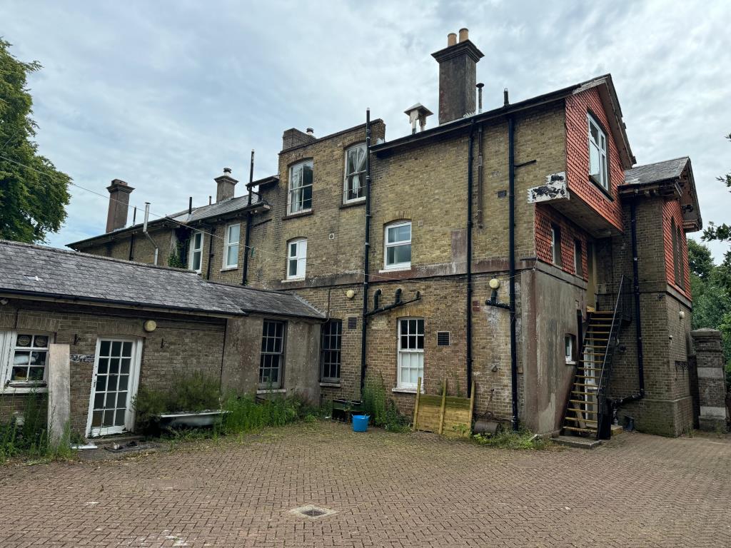 Lot: 50 - FREEHOLD SUBSTANTIAL DETACHED PROPERTY IN GROUNDS OF OVER 3 ACRES WITH POTENTIAL - Rear of main building